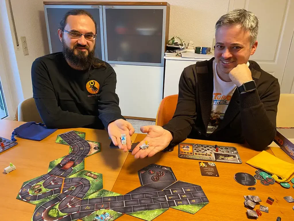 Matthias Klein und Steffen Müller zeigen Spielfiguren von Turbo Tiere.