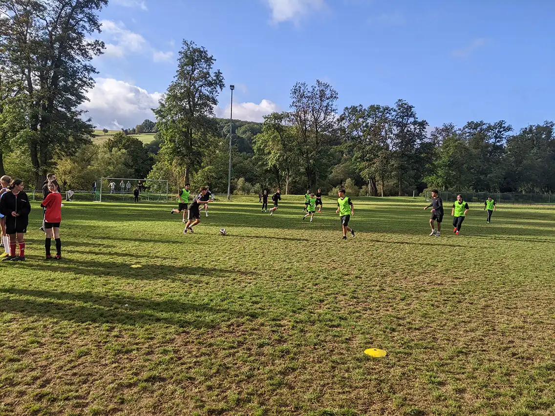 Schüler des Felke-Gymnasiums beim Fußballspielen.