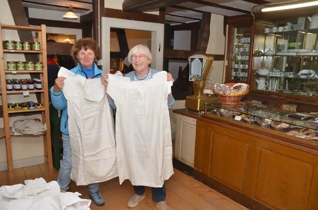 Ehrenamtliche im Museumsladen. Foto: Armin Seibert