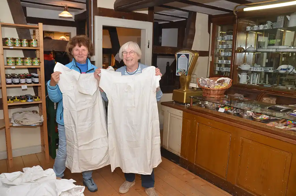 Ehrenamtliche im Museumsladen. Foto: Armin Seibert