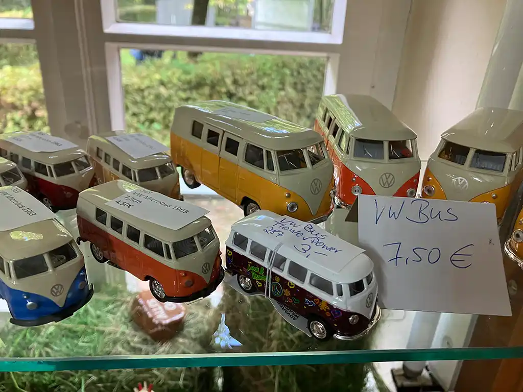 Museumsladen bietet VW-Vans in Miniform. Foto: Armin Seibert