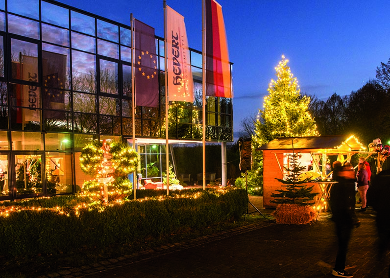 Pressefoto_Hevert-Weihnachtsmarkt 2025 Kopie Hevert Weihnachtsmarkt, im Hintergrund das Firmengebäude
