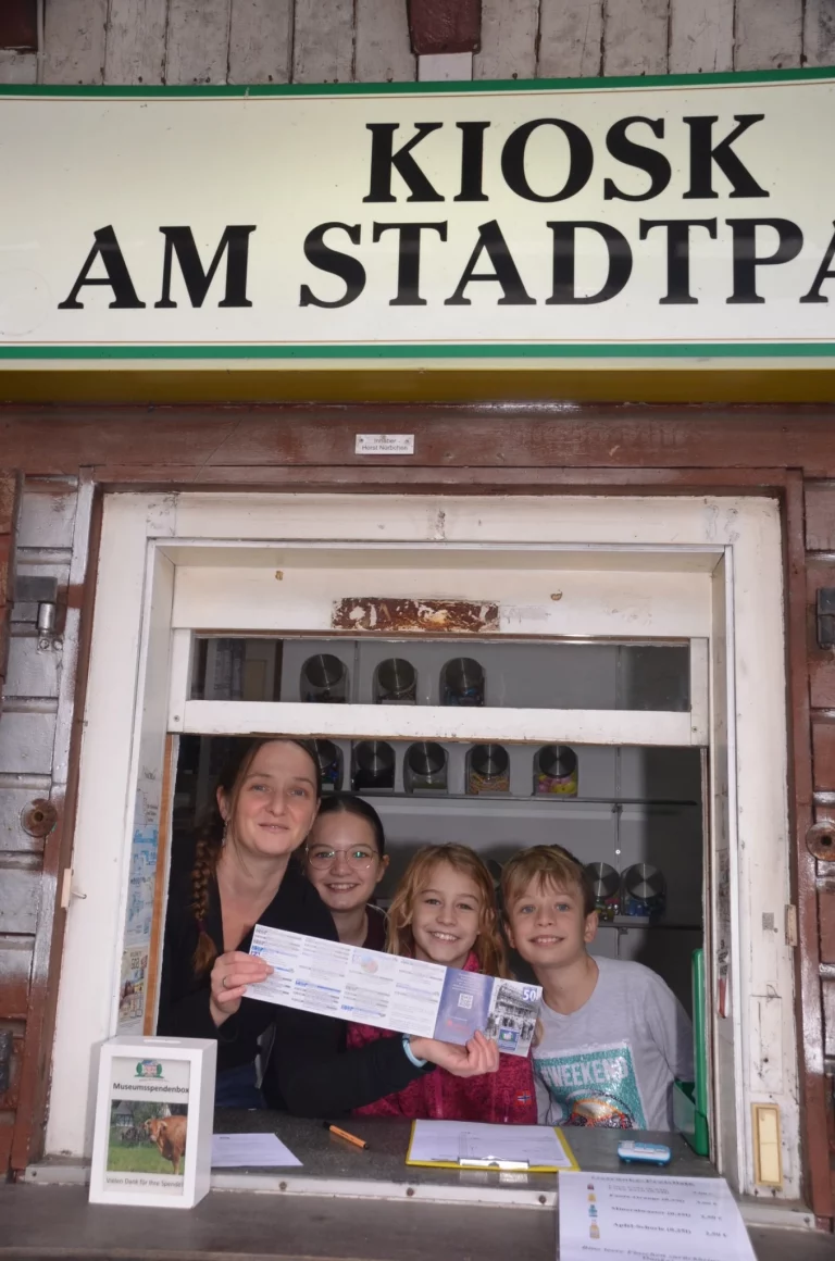 Sabrina Hirsch mit Kindern im Kiosk am Stadtpark im Rheinland-Pfälzischen Freilichtmuseum
