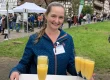 Sabrina Hirsch serviert Orangensaft beim Saisonabschluss im Freilichtmuseum