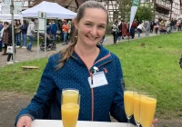 Sabrina Hirsch serviert Orangensaft beim Saisonabschluss im Freilichtmuseum