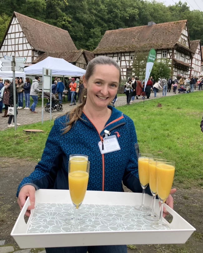 Sabrina Hirsch serviert Orangensaft beim Saisonabschluss im Freilichtmuseum