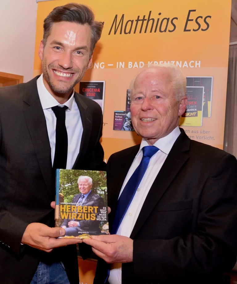 Es geht, man muss es nur wollen! Botschafter Stefan Bockelmann mit Herbert Wirzius bei der Buchvorstellung