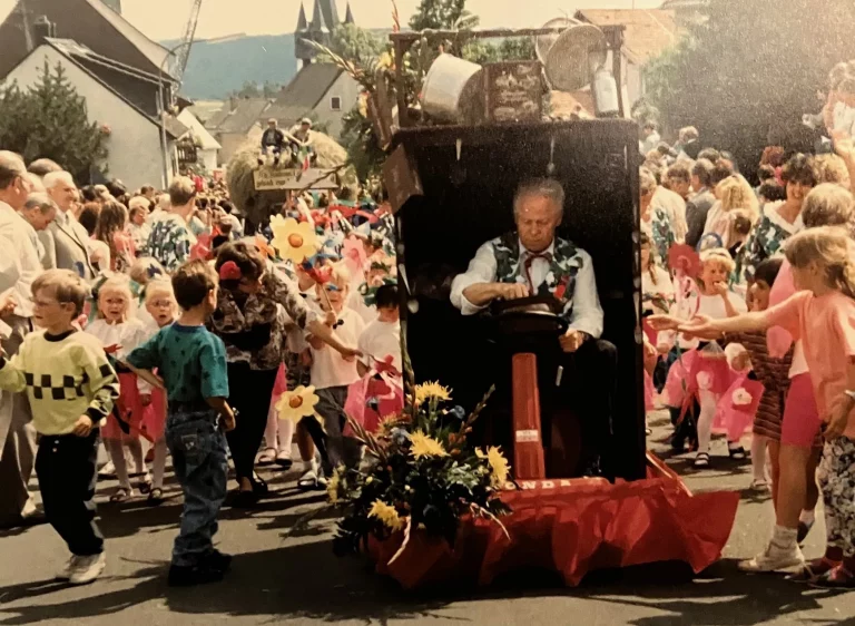 Festzumzug in Hennweiler: Herbert Wirzius nahm mit dem Rasentraktor teil.