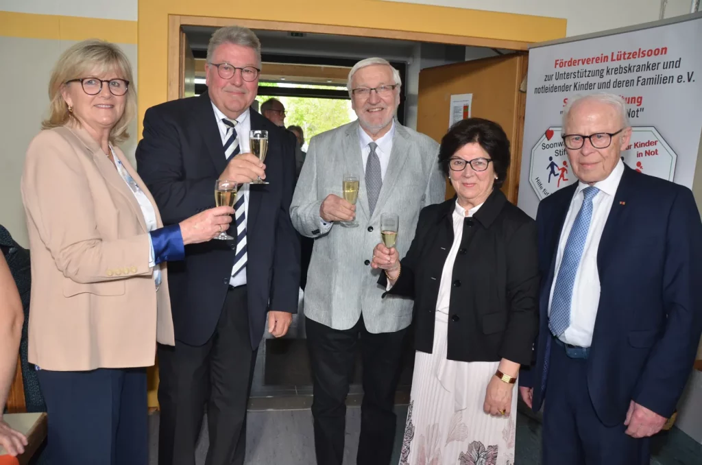 Das Ehepaar Möller, Karl-Hermann Gutheil und Ingrid und Herbert Wirzius (v.l.) Foto: Armin Seibert