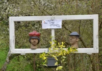 Dekorativer Bilderrahmen mit zwei Köpfen aus Ton.