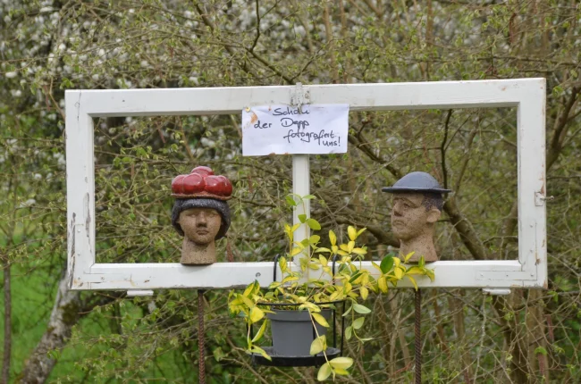 freilichtmuseum pflanzenmarkt 11.4.2026 armin Seibert (1) Dekorativer Bilderrahmen mit zwei Köpfen aus Ton.