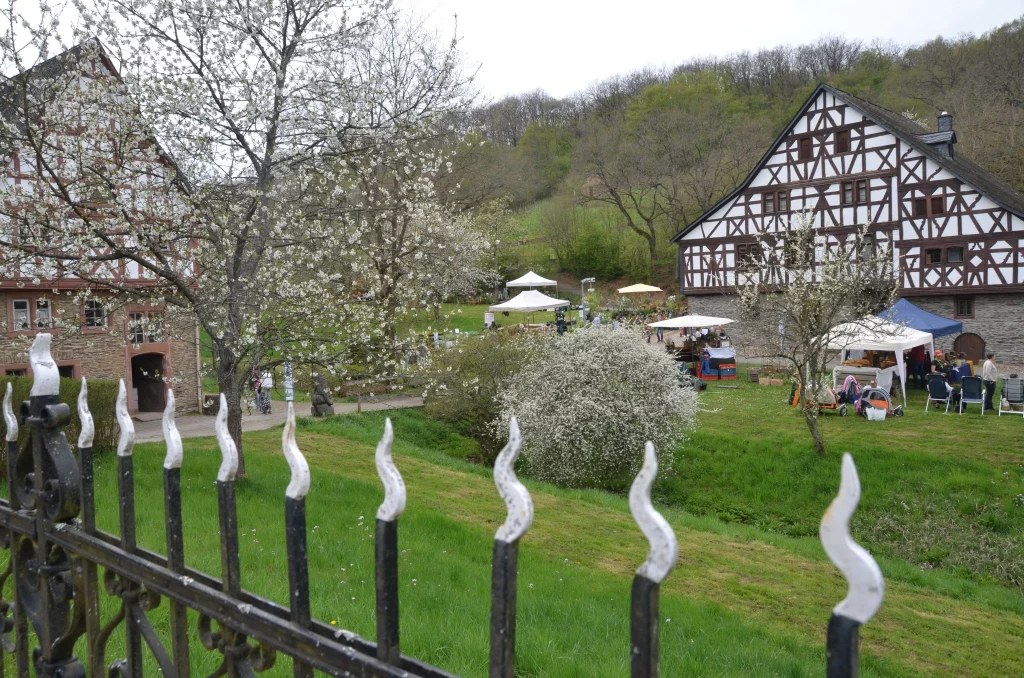 Fachwerkhäuser im Freilichtmuseum, im Vordergrund ein Zaun.