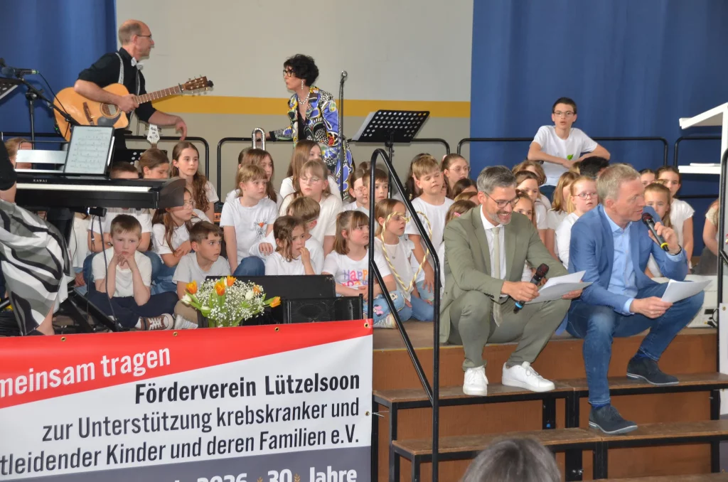 Stefan Bockelmann und Martin Seidler vor dem Kinderchor des Fördervereins Lützelsoon.