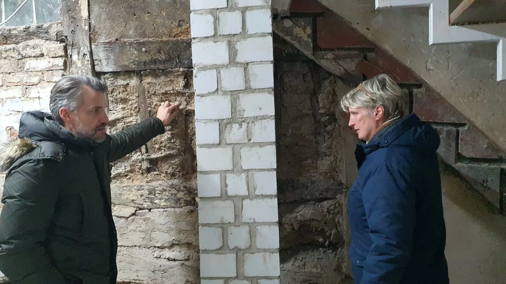 Stefan Bockelman mit Jutta Bartels in einem beschädigten Fachwerkhaus, nach der Aartal Katastrophe, in Swistal Odendorf.