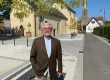 Joachim Höhn vor der Malteserkapelle, im Hintergrund St. Matthäus