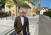 Joachim Höhn vor der Malteserkapelle, im Hintergrund St. Matthäus