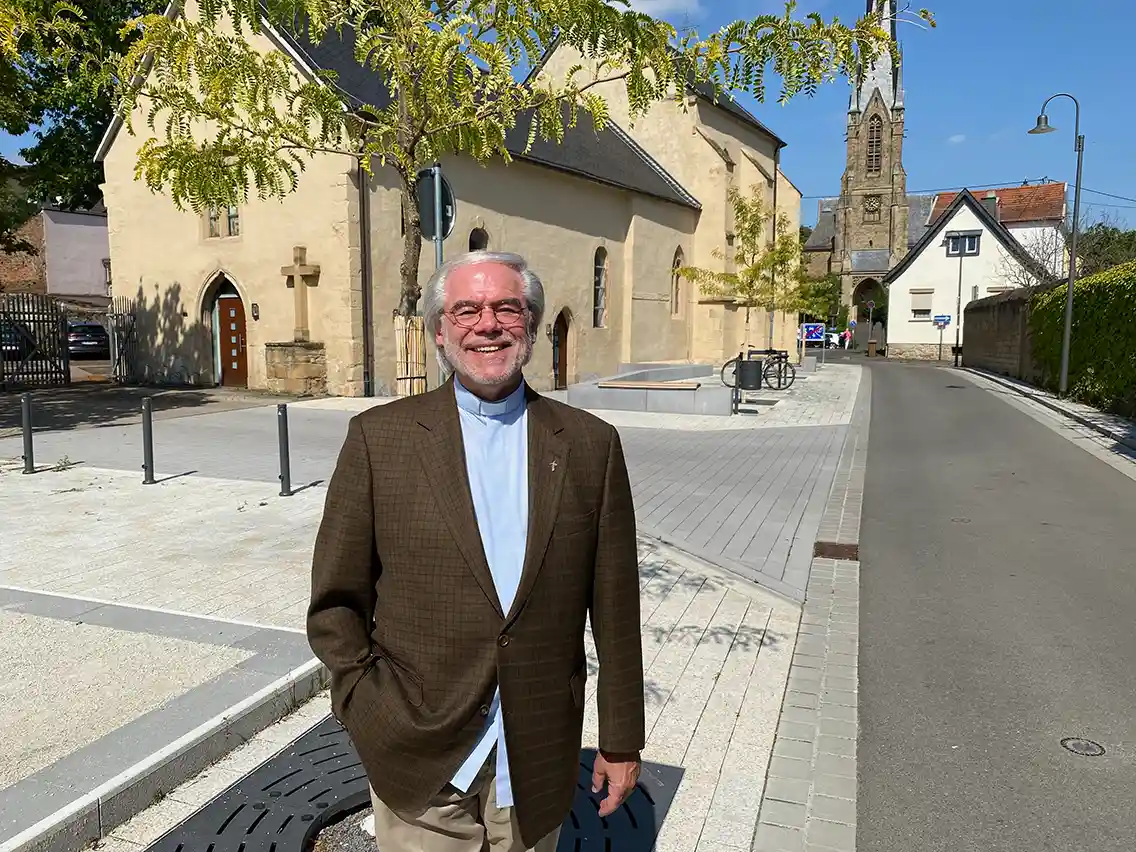 Joachim Höhn vor der Malteserkapelle, im Hintergrund St. Matthäus