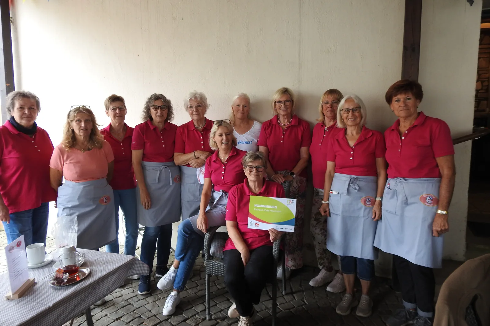rathauscafe_merxheim_web Ehrenamtliche Frauen des Rathaus-Cafés Merxheim mit der Nominierungsurkunde zum Deutschen Nachbarschaftspreis 2026